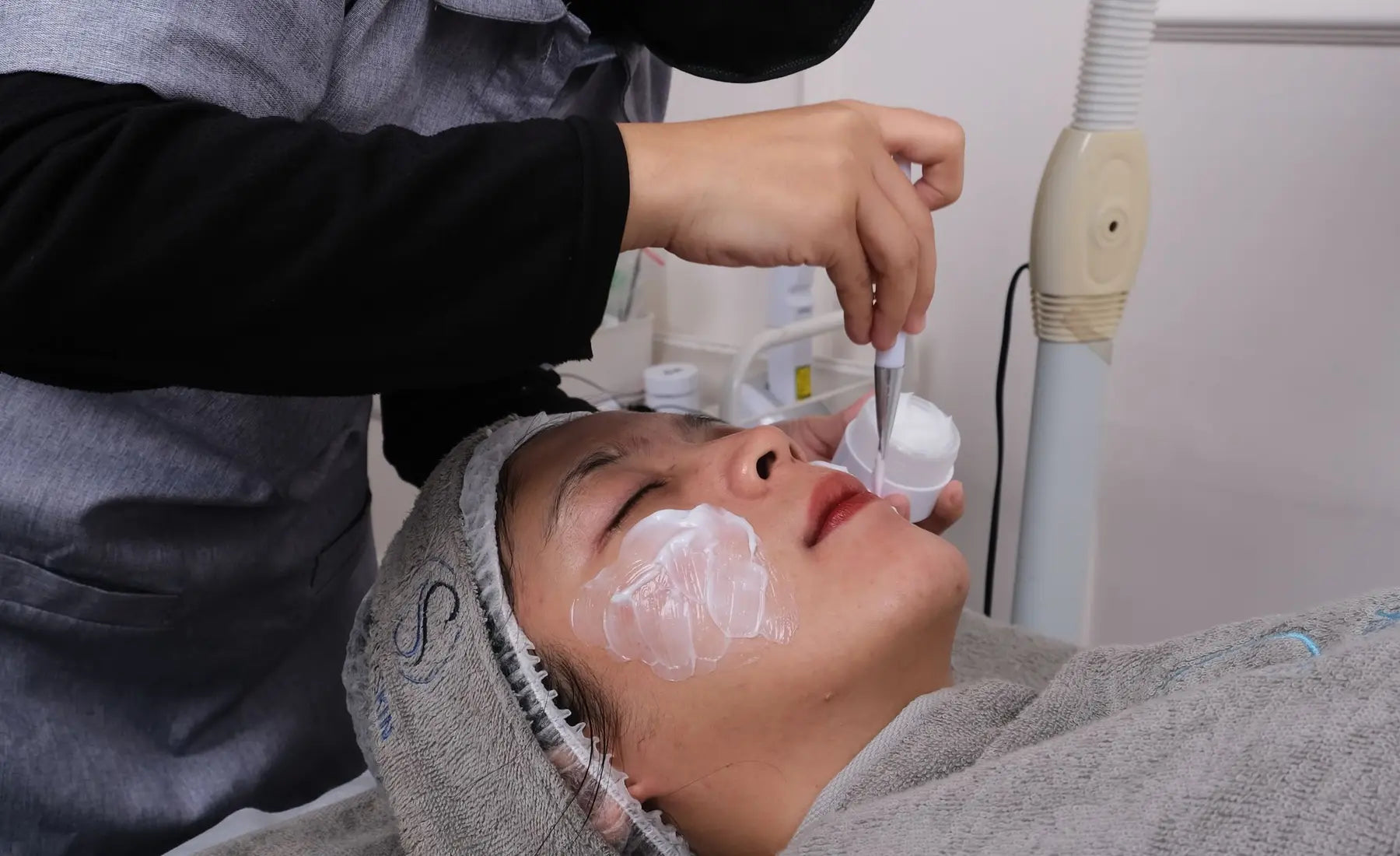 Quiet and neatly prepared beauty treatment room